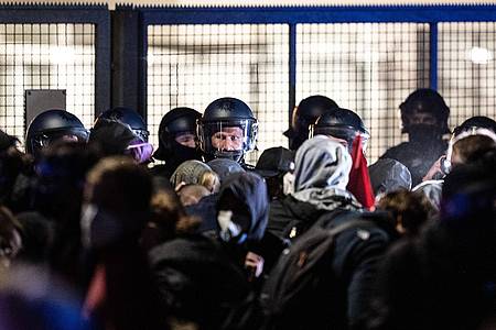 Konfrontation in Kassel: Polizisten drängen vor dem Firmengelände des Rüstungsunternehmens Krauss-Maffei Wegmann Aktivisten zurück.