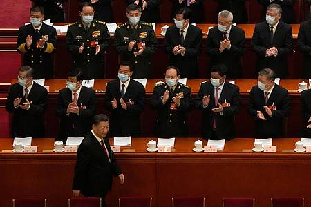 Delegierte applaudieren bei der Ankunft von Präsident Xi Jinping zur Eröffnungssitzung des Nationalen Volkskongresses (NVK) in Peking.