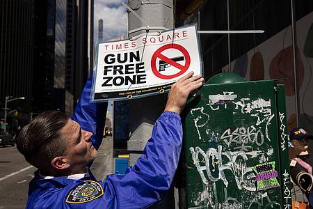 Ein New Yorker Polizist befestigt ein Schild mit der Aufschrift «Gun Free Zone» (Waffenfreie Zone).