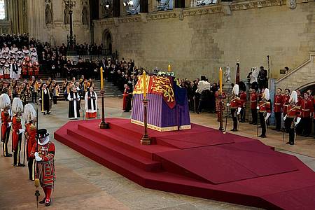 Der Sarg von Königin Elizabeth II. ruht in der Westminster Hall für die Aufbahrung.