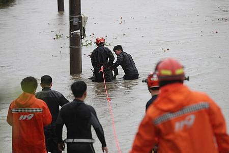Südkoreanische Feuerwehrleute retten einen Bürger in der Nähe eines Flusses in Ulsan.