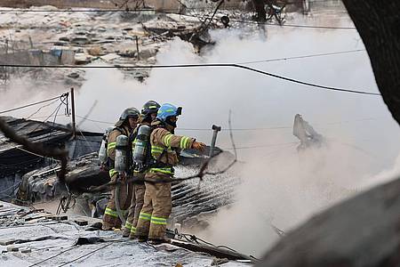 Dutzende von Behausungen in der Siedlung Guryong im Süden der Hauptstadt sind niedergebrannt.