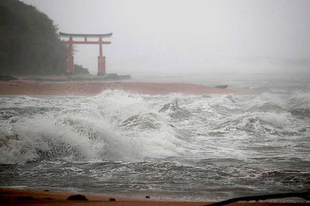 Ein heftiger Taifun wühlt das Meer an die Küste in Miyazaki, Südjapan, auf.