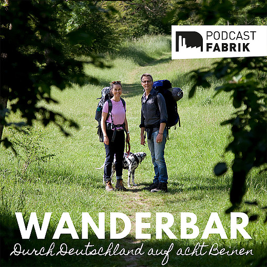 Wanderbar Podcast Cover - Jule und Markus mit Dalmatinerdame Lily auf einem Waldweg