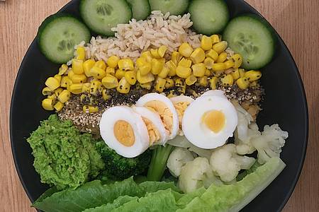 Bowl mit Reis, Mais und Ei
