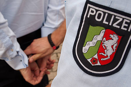 Polizist nimmt einen Mann fest