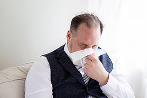 allergie, mann niesst in taschentusch